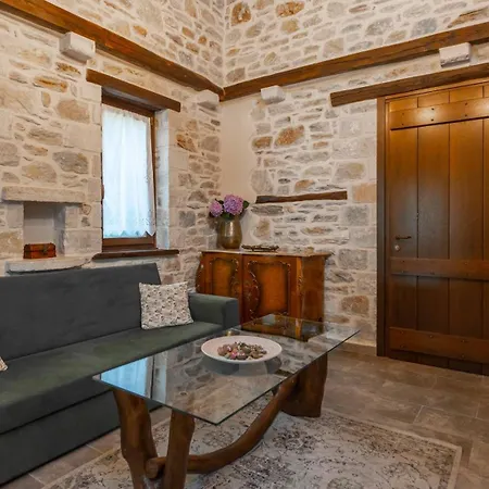 μountain Whispers Apartment