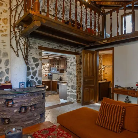 μountain Whispers Apartment *