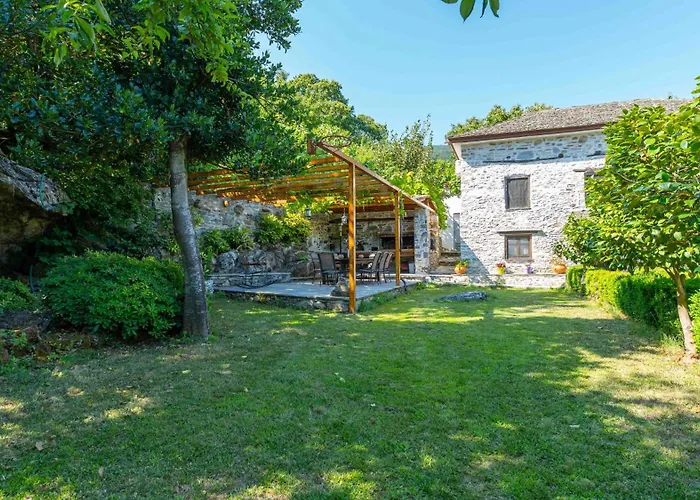 μountain Whispers Mourésion