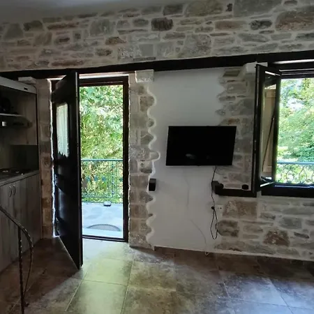 μountain Whispers Apartment