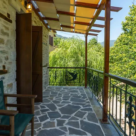 μountain Whispers アパート *