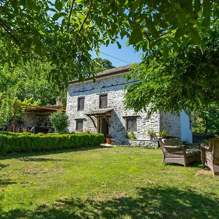 μountain Whispers アパート *