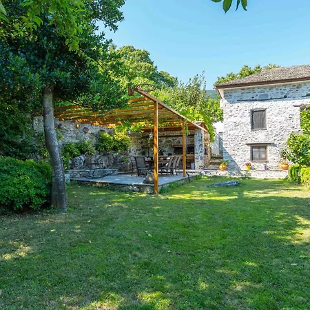 μountain Whispers Mourésion